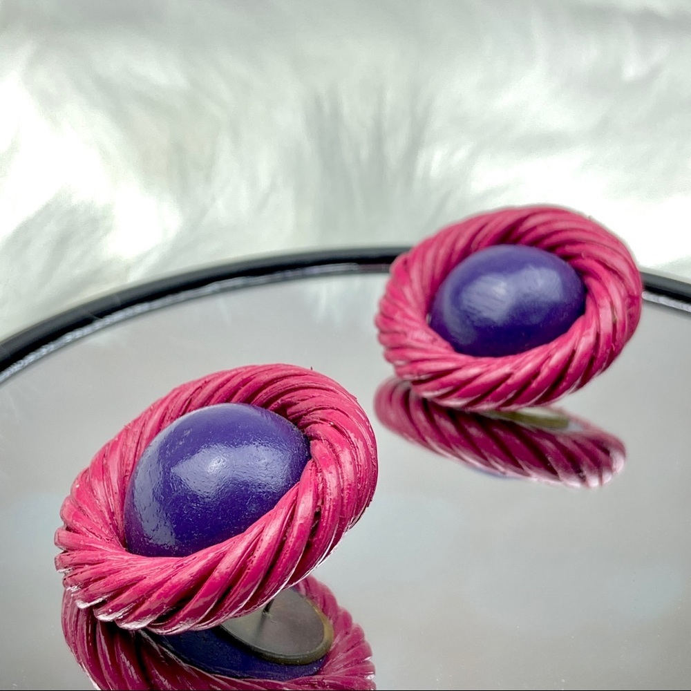 VINTAGE 80s Bold Colorful Oversized Button Earrings Woven Wooden Painted - Picture 4 of 4